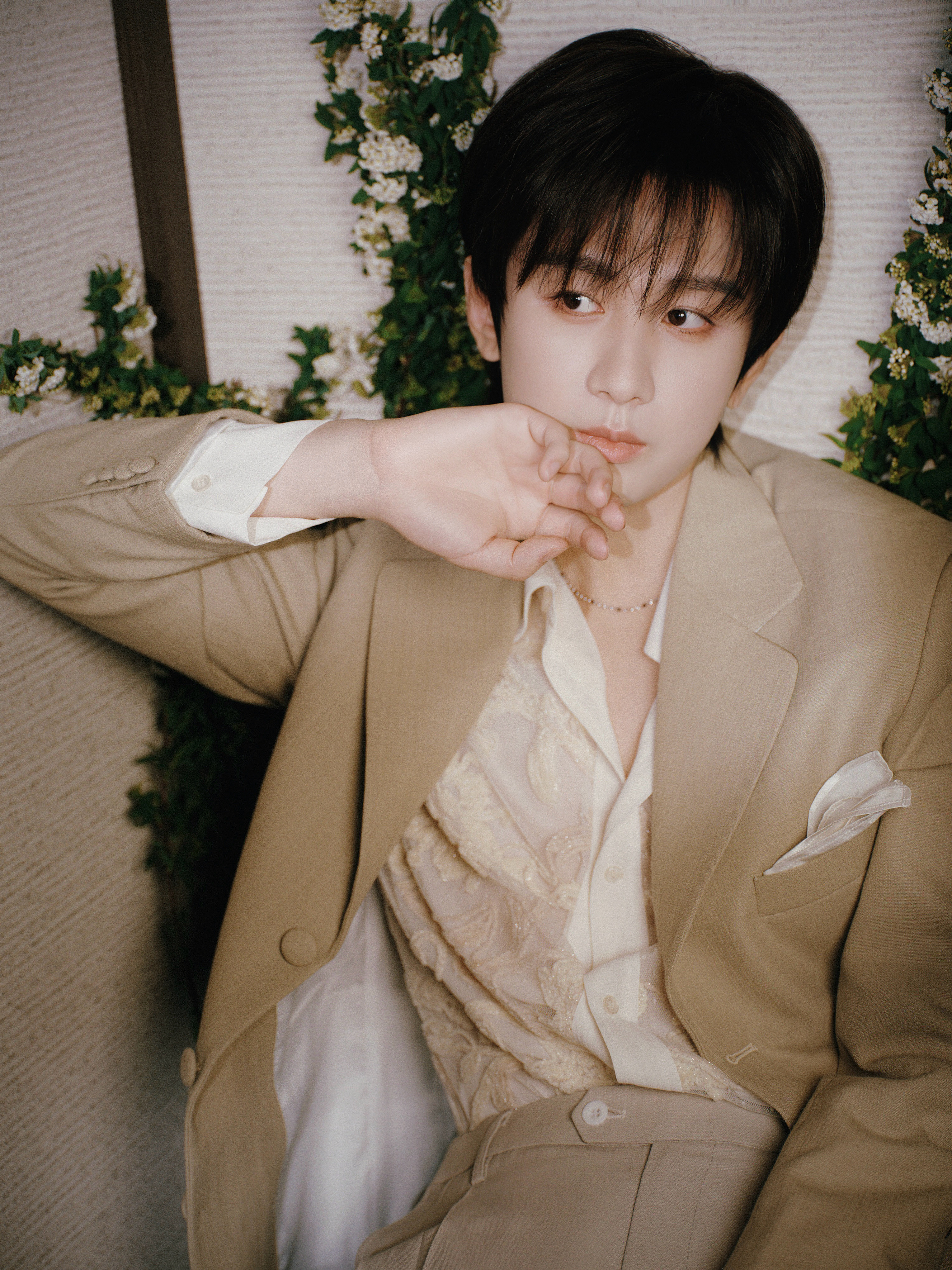 代言人成毅今日出席TUDOR帝舵品牌直播造型图集，身着西装Look内搭网格纱刺绣