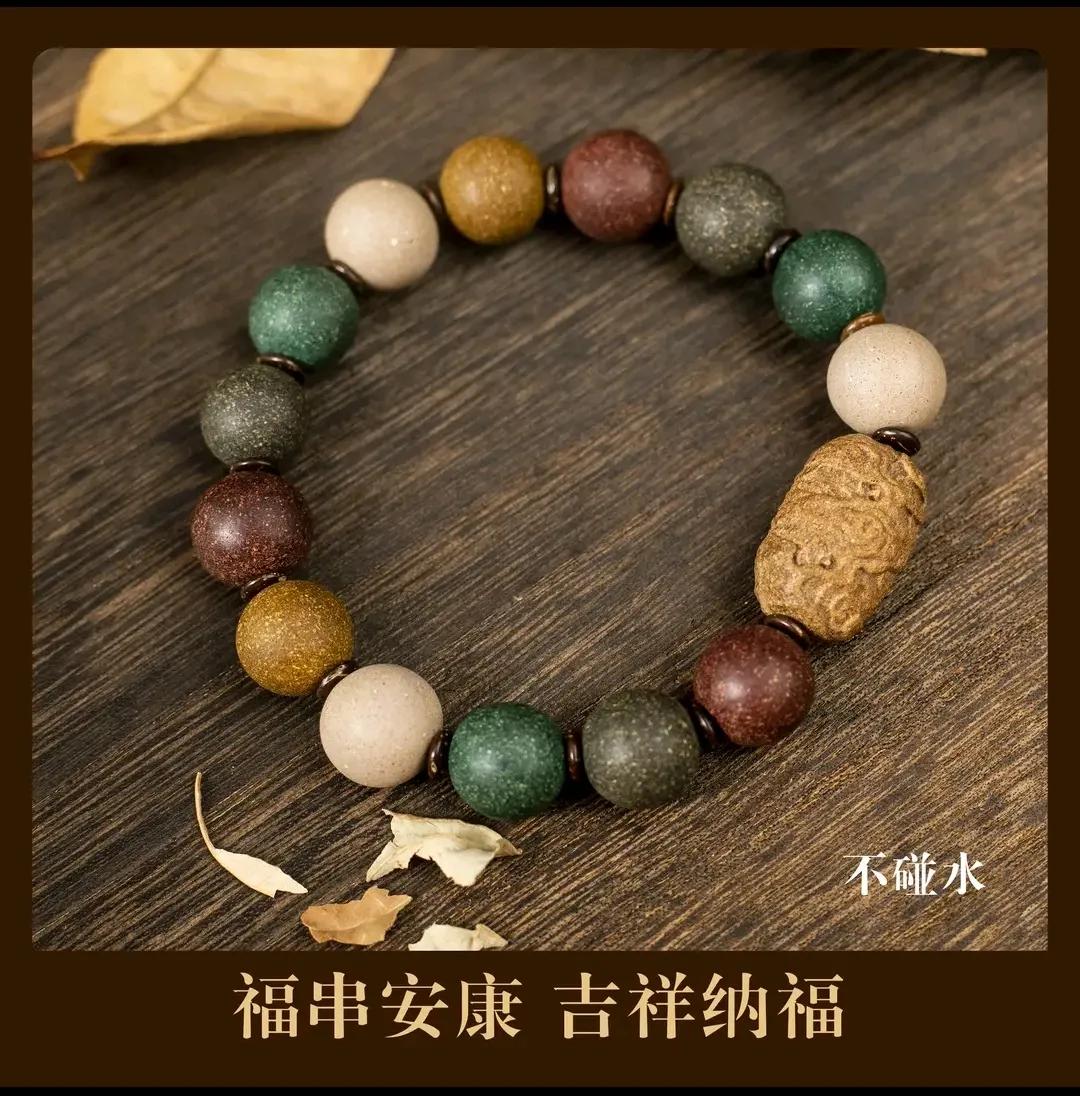 有懂串串的？忽然喜欢戴这种串珠，香气十足。