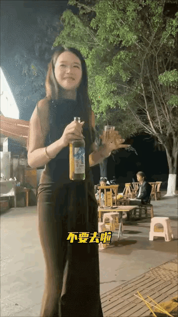 这美女一下子社死了[捂脸哭]不过却弄巧成拙，成功引起了对面这个帅哥的注意[笑着哭]