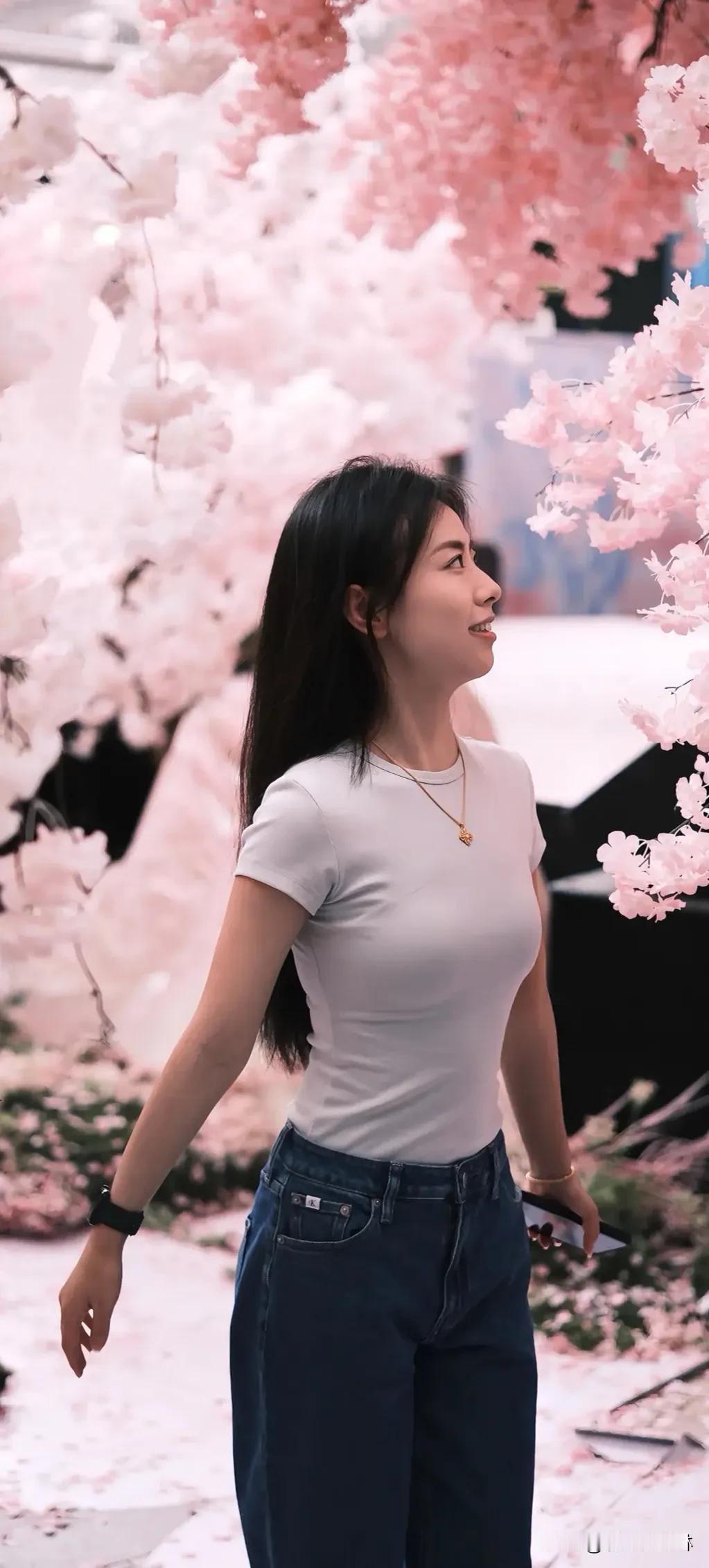 花间少女，粉色浪漫漫步粉色花海，裙摆随风轻扬，嘴角笑意藏不住春日的温柔。
