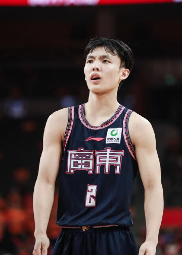 新赛季徐杰更成熟了？综合技术能力，已经和队友胡明轩有了差距！胡明轩出道其实比较