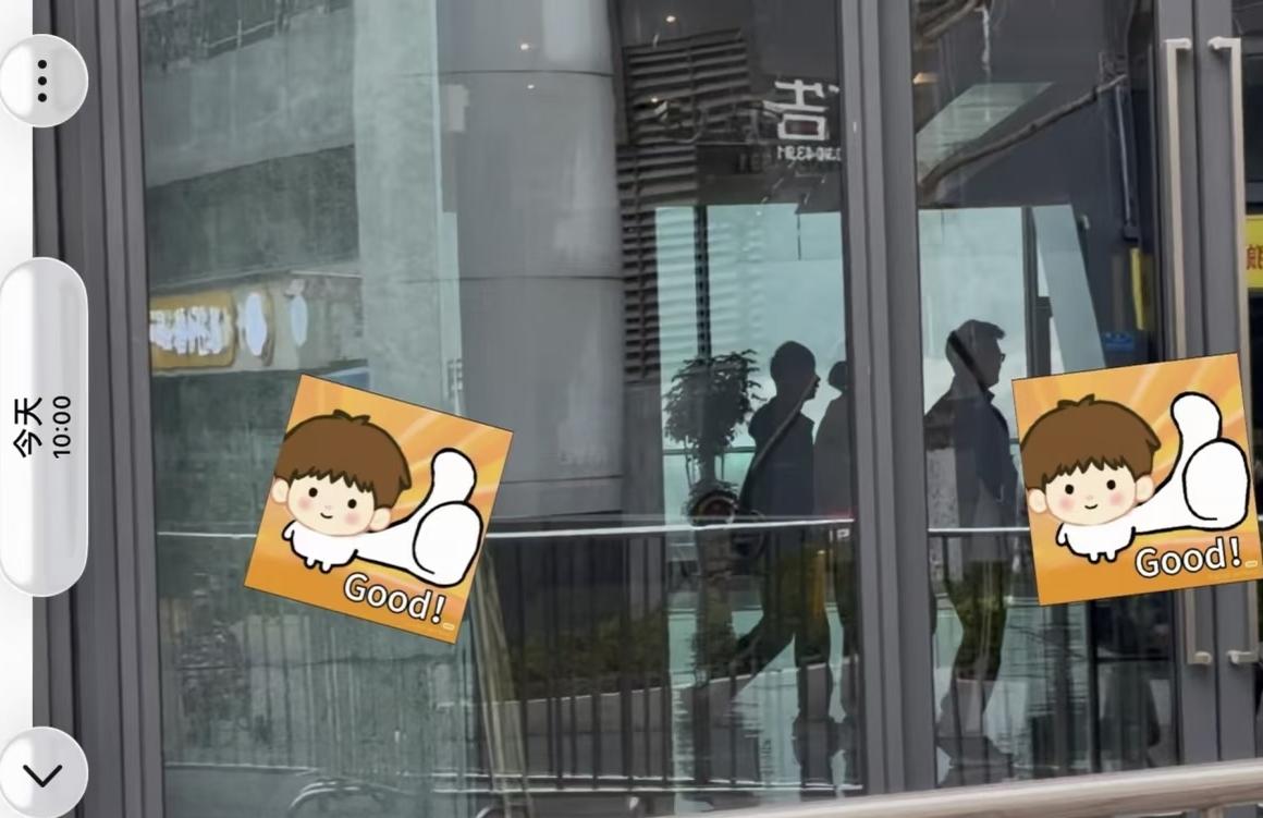 王曼昱今日上午10点被拍摄到与队友徐奕和孟煜仁队医一起出入重庆冠军赛官方酒店。