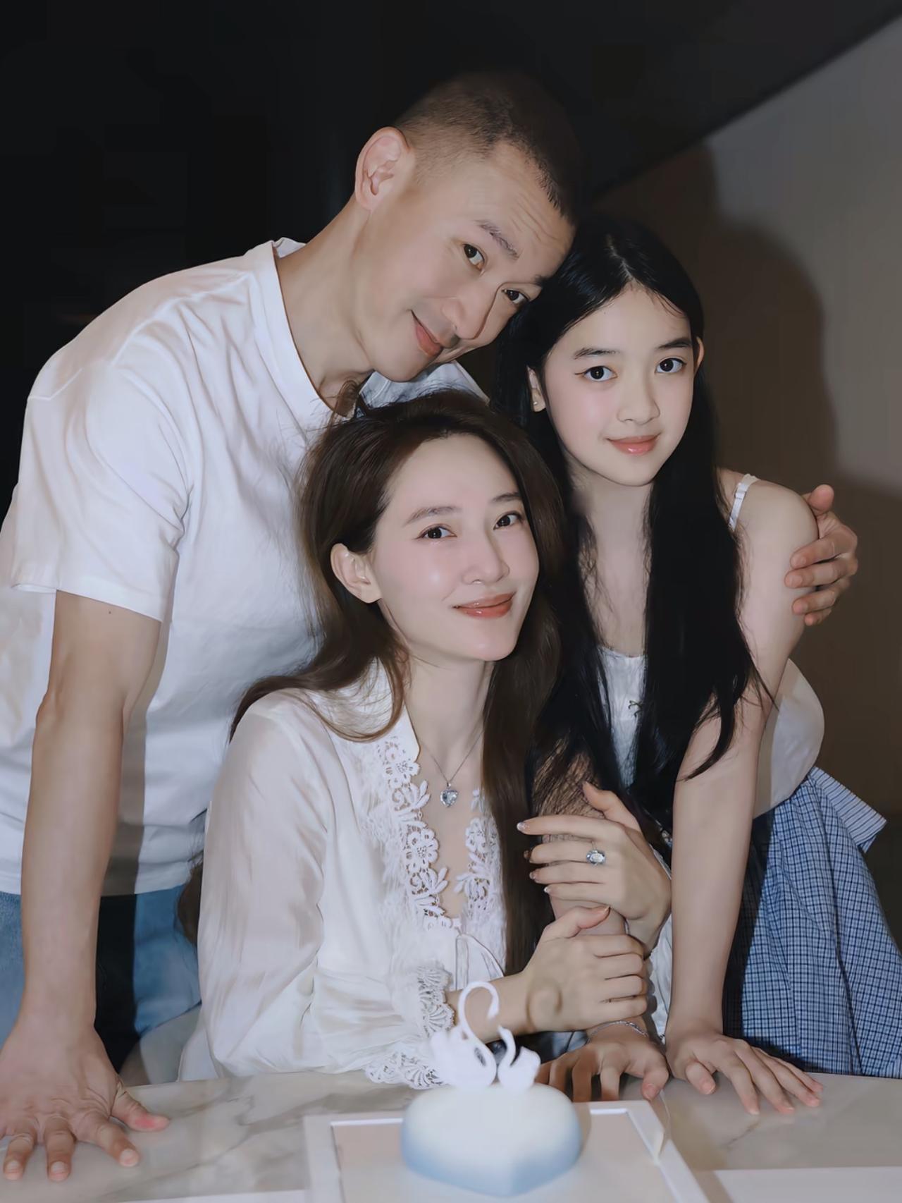 近日，秦子越晒一家三口合影，老公和女儿为她庆39岁生日。12岁的聂子一这个夏