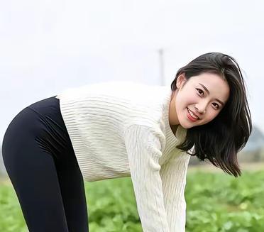 下地拔萝卜，自己家种的萝卜吃着更放心农村的姑娘干活