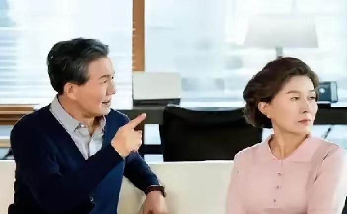 最近刷到一位研究亲密关系的专家说，人到中年，夫妻之间最自在的相处状态，其实是“少