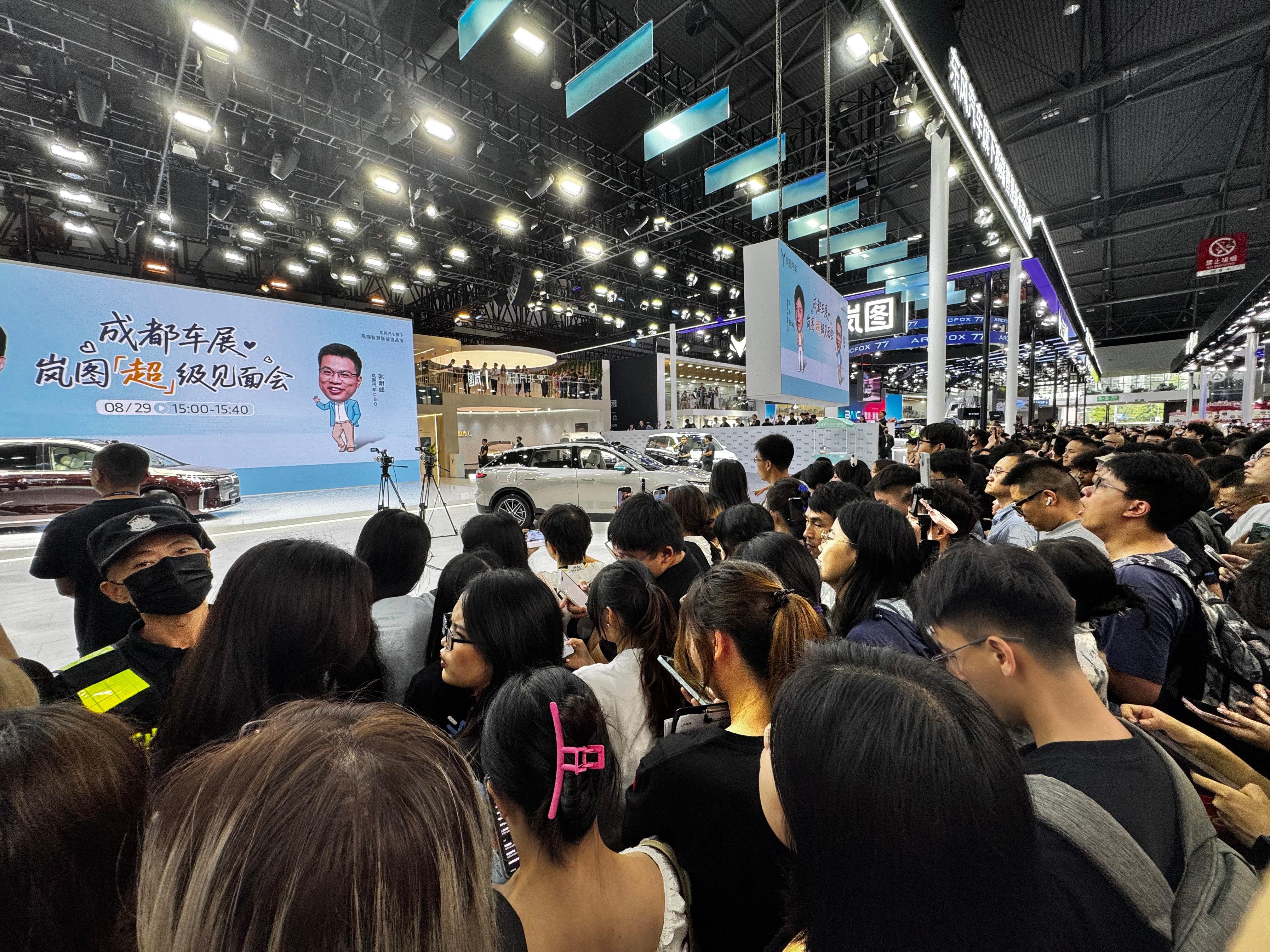 热搜预警！邓超空降成都车展岚图展台，把车展变“粉丝见面会”，发玫瑰环节直接让展台