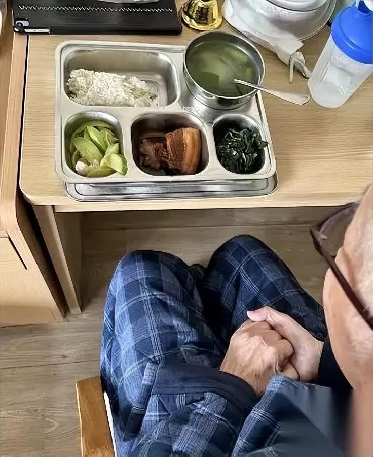 刷到这张图的时候我半天没说出话你猜老人们盯着餐盘为啥都没动筷？上周养