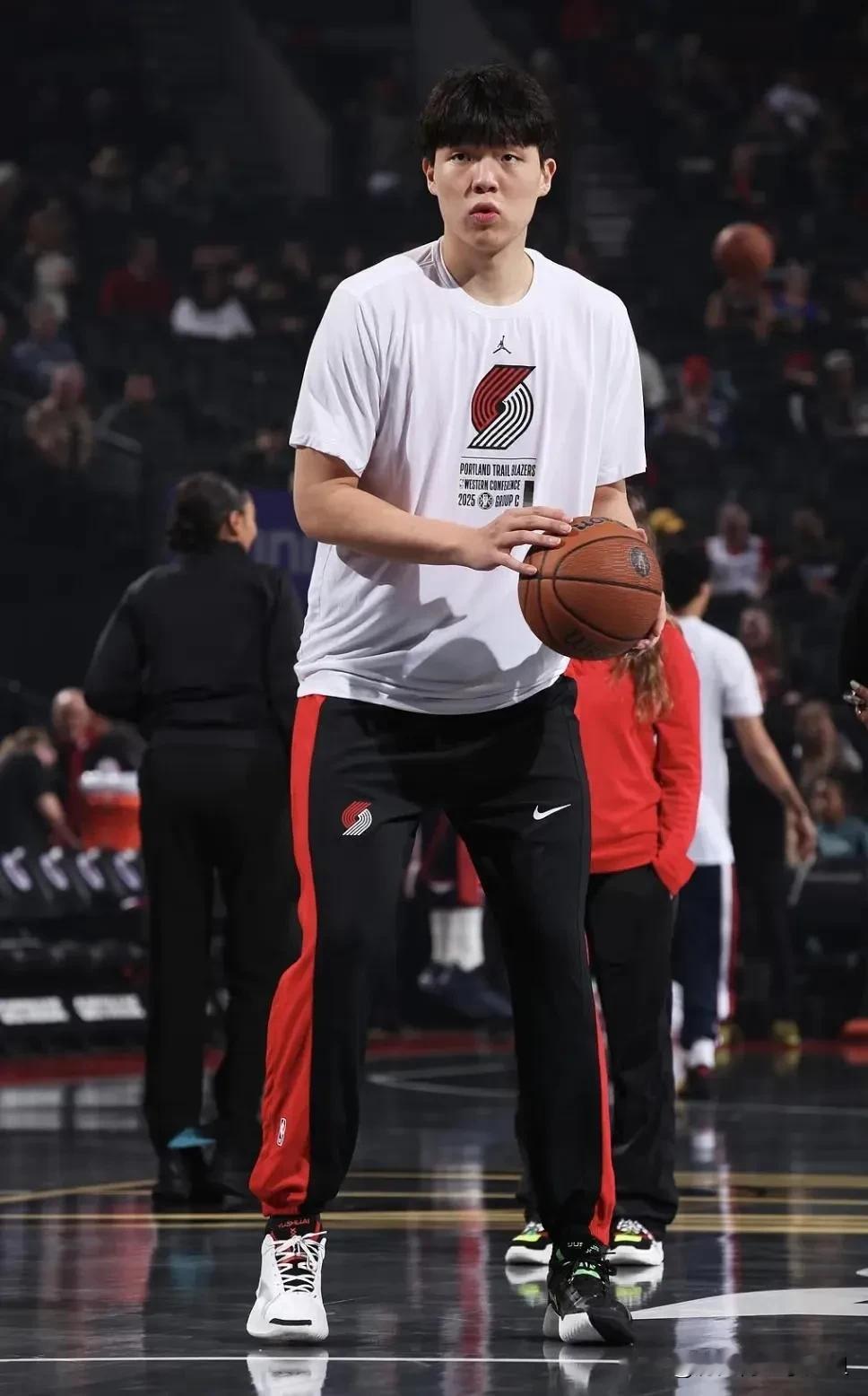 开括者队杨瀚森垃圾时间得到上场机会，有球迷吐槽说，这是压根都没有正眼看...