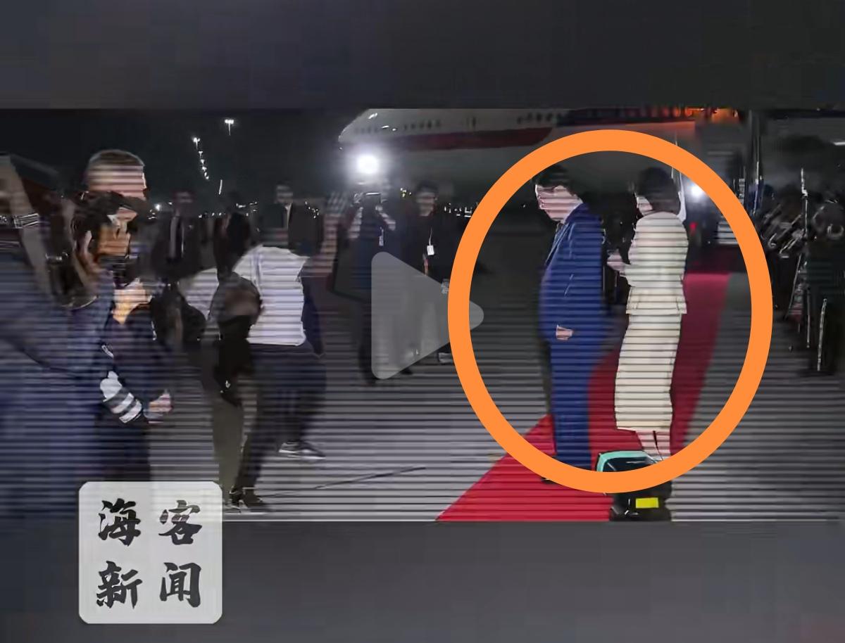 李在明夫妇抵达南非机场，一名少年突然冲出带头热舞夫人金惠景被吓到躲在李在明身后