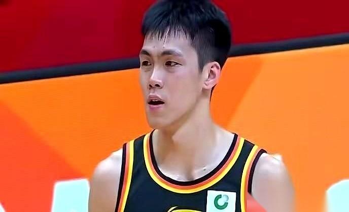 600万的年薪，被一个30万的，按在地上摩擦。就昨晚，CBA，山东打江苏。我