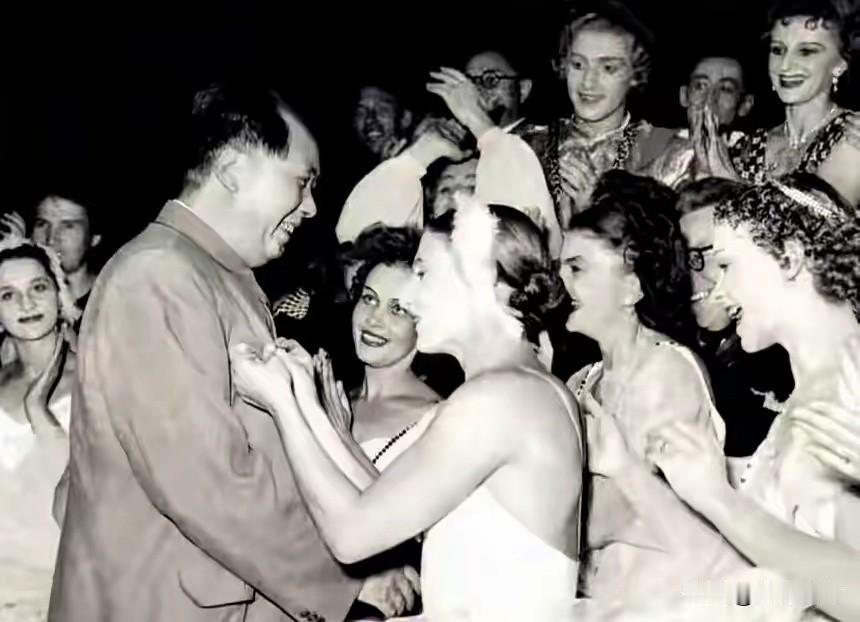 🍁1957年10月29日，毛泽东主席观看了苏联芭蕾舞团演出的经典剧目《天鹅湖》