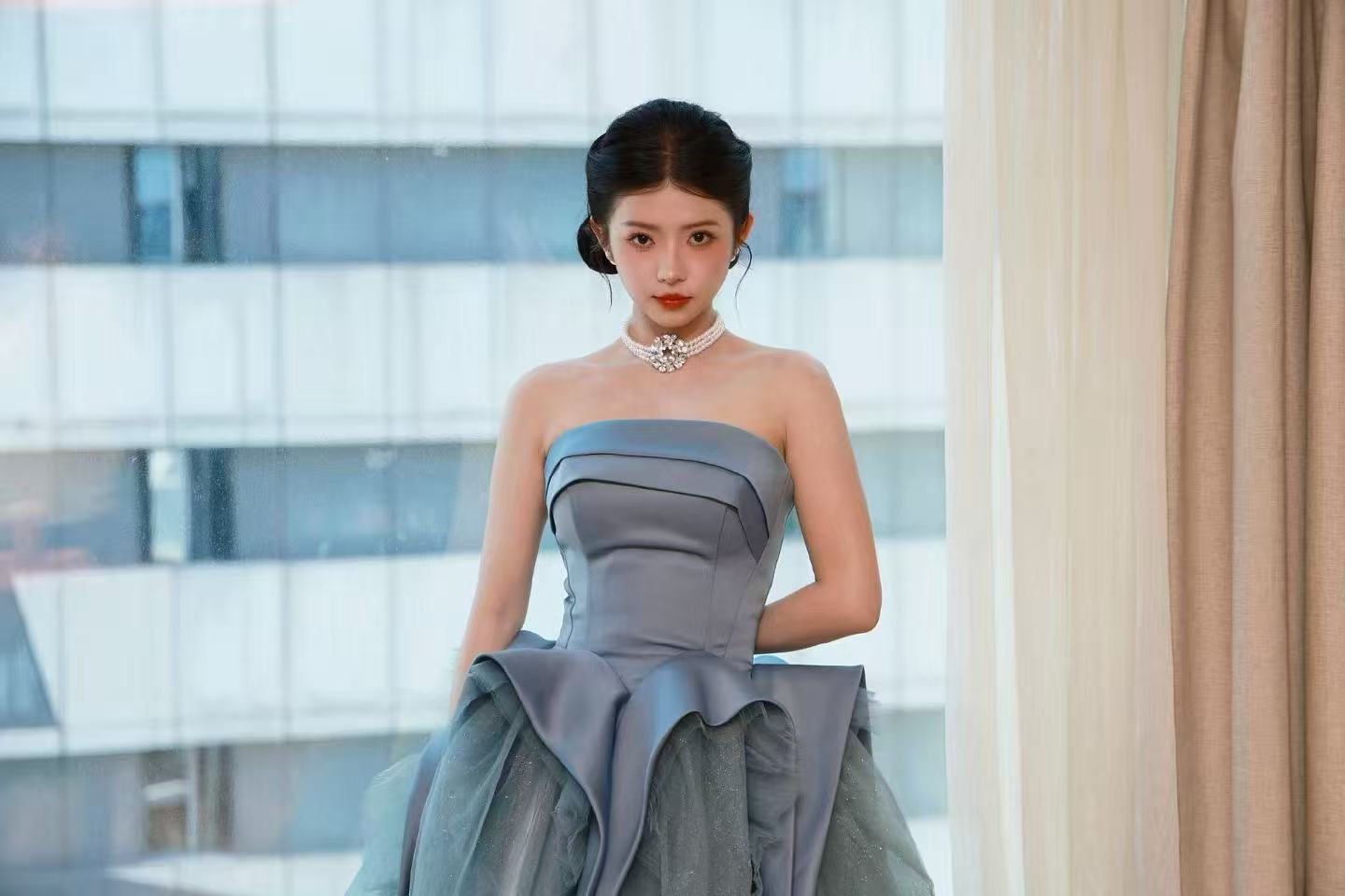 何蓝逗获电影节最佳女主角何蓝逗认真拍戏的含金量还在上升专注演戏不负热爱，凭借