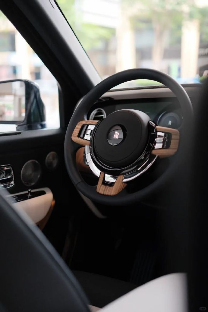 一起来欣赏下顶级豪车劳斯莱斯的内饰！尤其是中控区域部分的木饰板，真的都能满足每