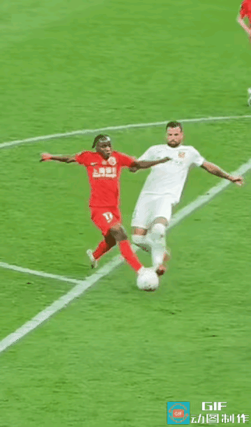 上海海港这个球不判点球真有点冤！重庆铜梁龙球员虽然是冲球去的，但是结果却是一次侧