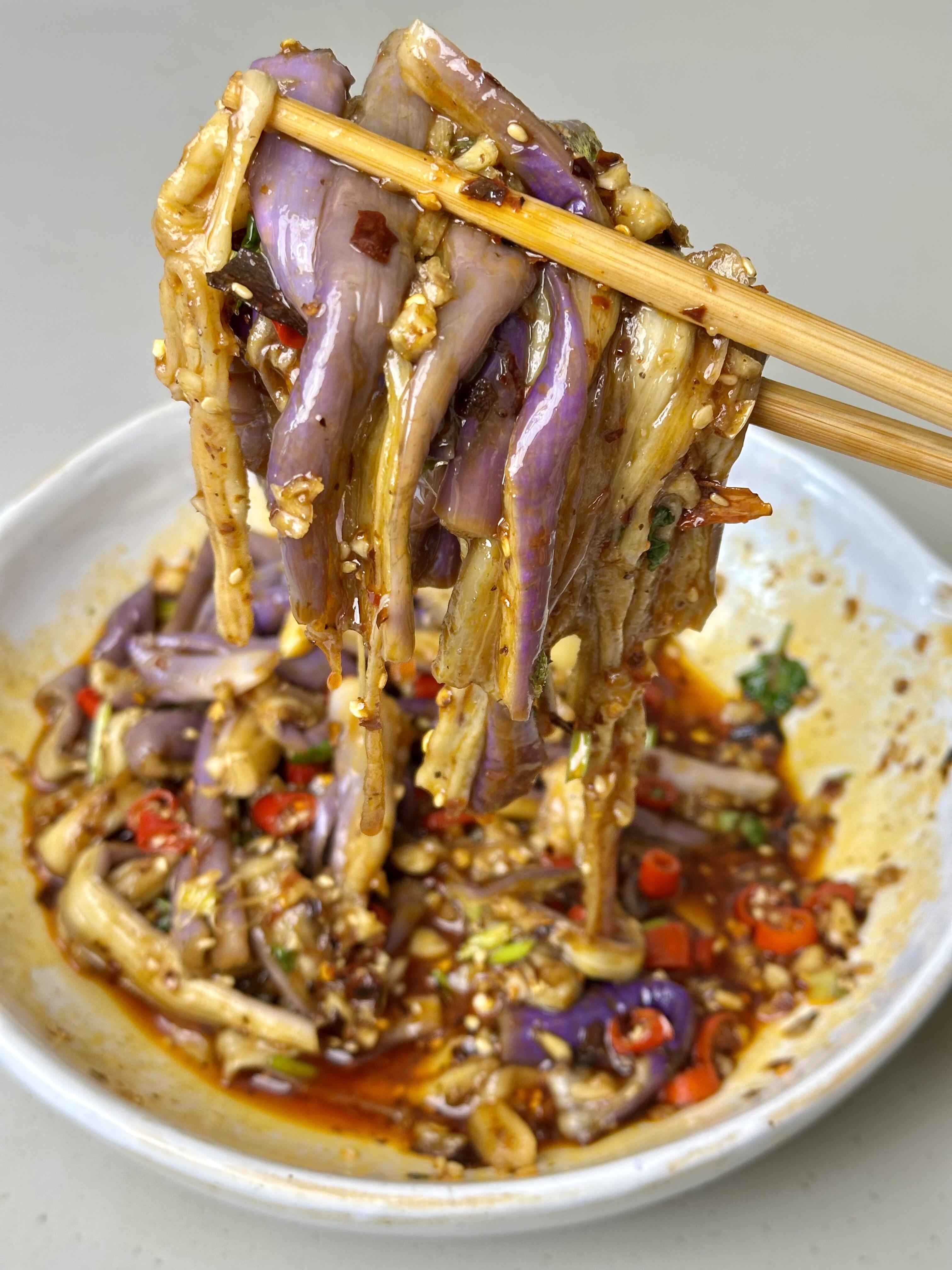 夏天必吃！凉拌茄子酸辣开胃，低卡还简单家人们，夏天的凉拌菜清单必须有它！这道凉