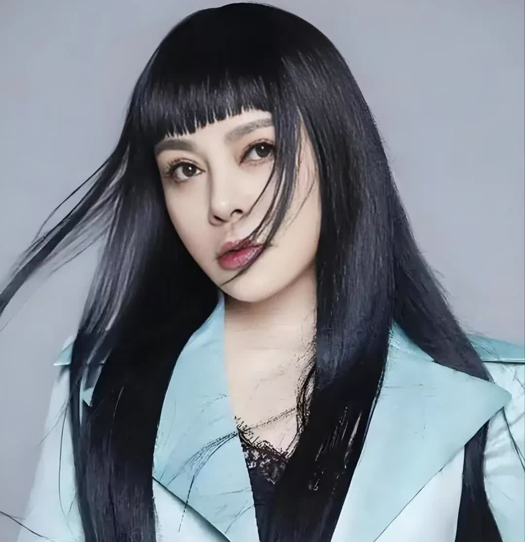原来千百惠，不是本名，她原名，钟兰芯，之所以名字取一个像日本名，竟然