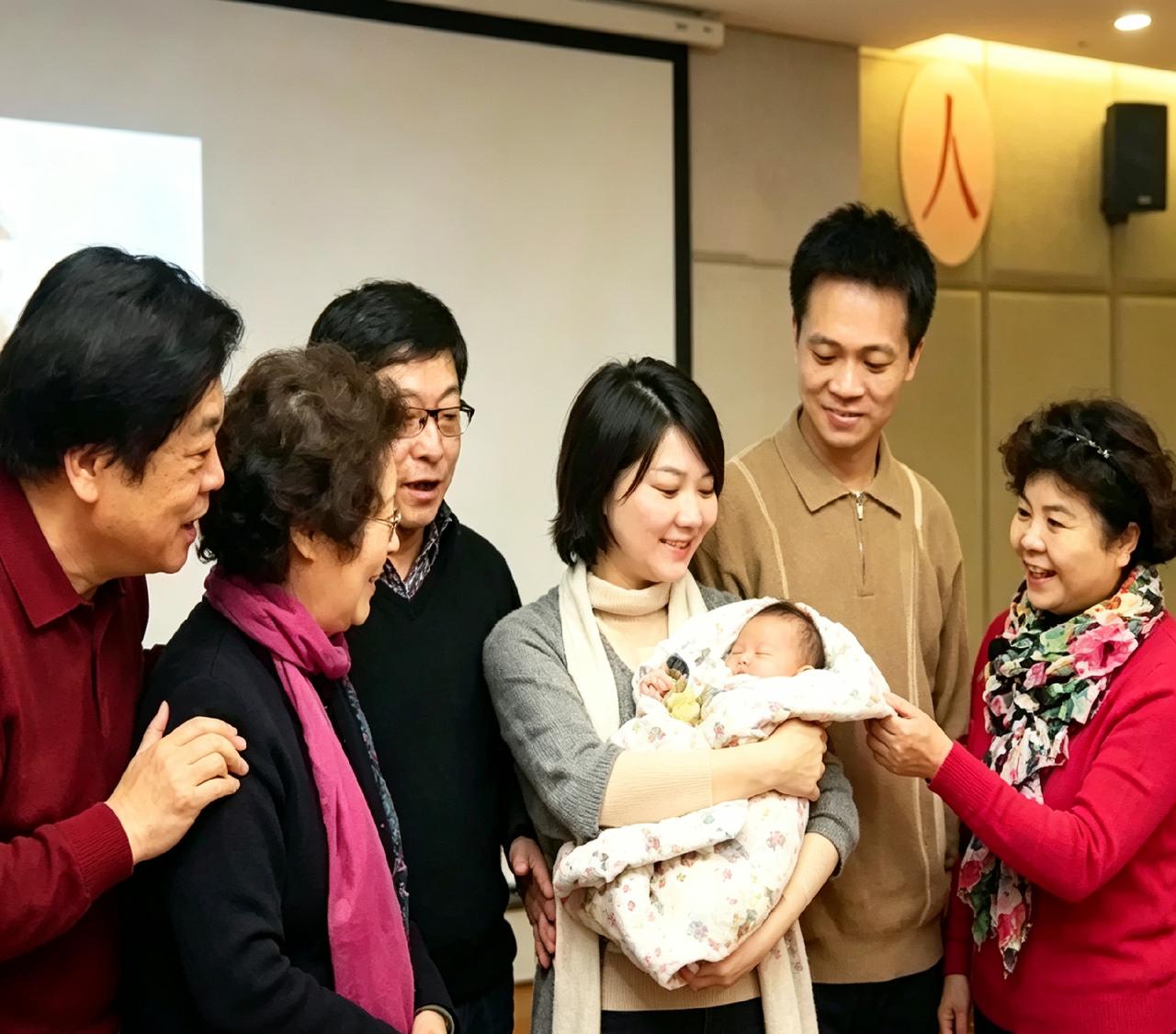赵忠祥孙子满月宴这张合影真温馨。倪萍当年牵线，把前夫表妹介绍给了赵方。看着老两口