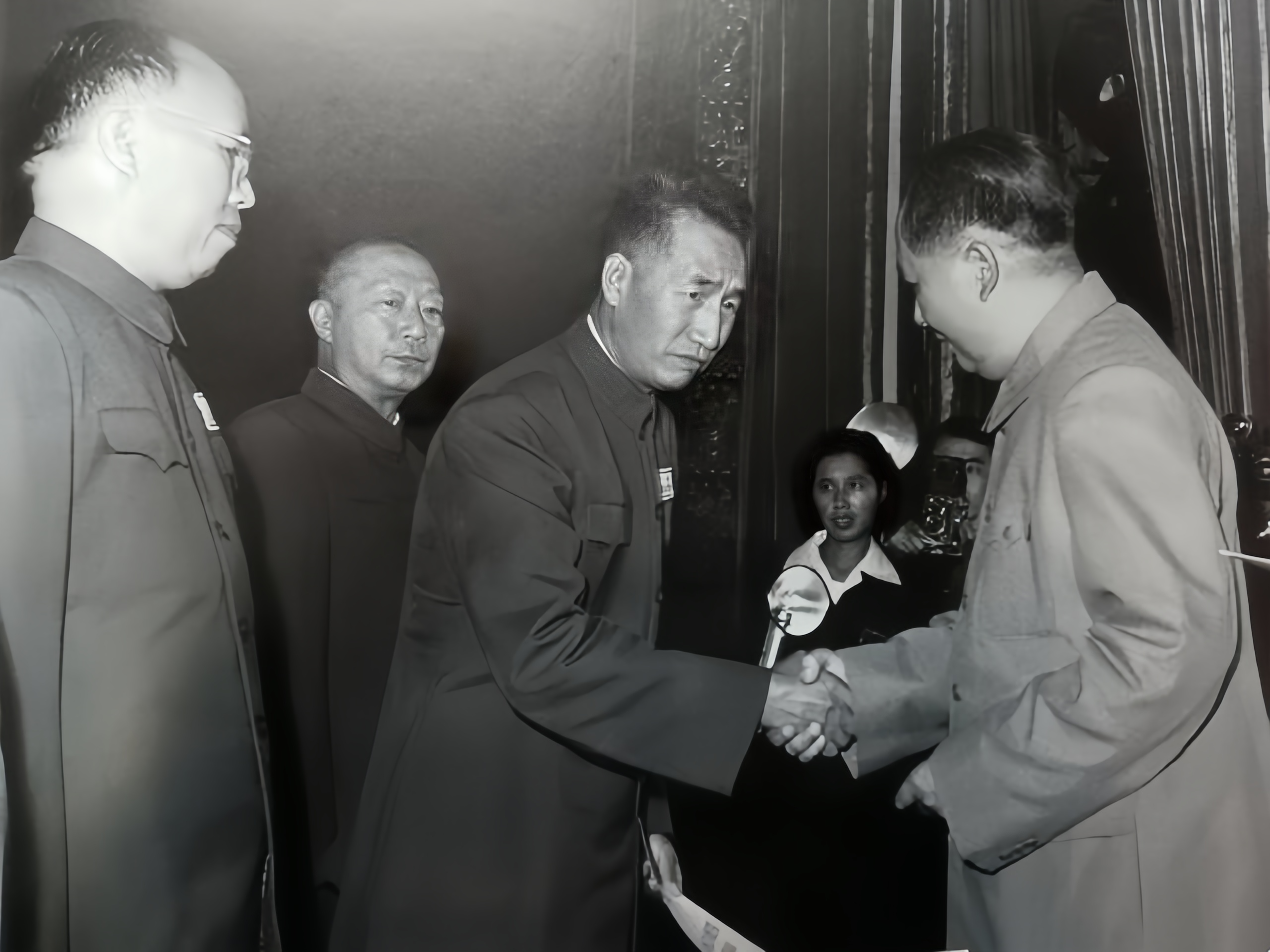 红军时期，徐向前是红四方面军总指挥，罗荣桓是红四军政委，徐向前的地位更高，可是1