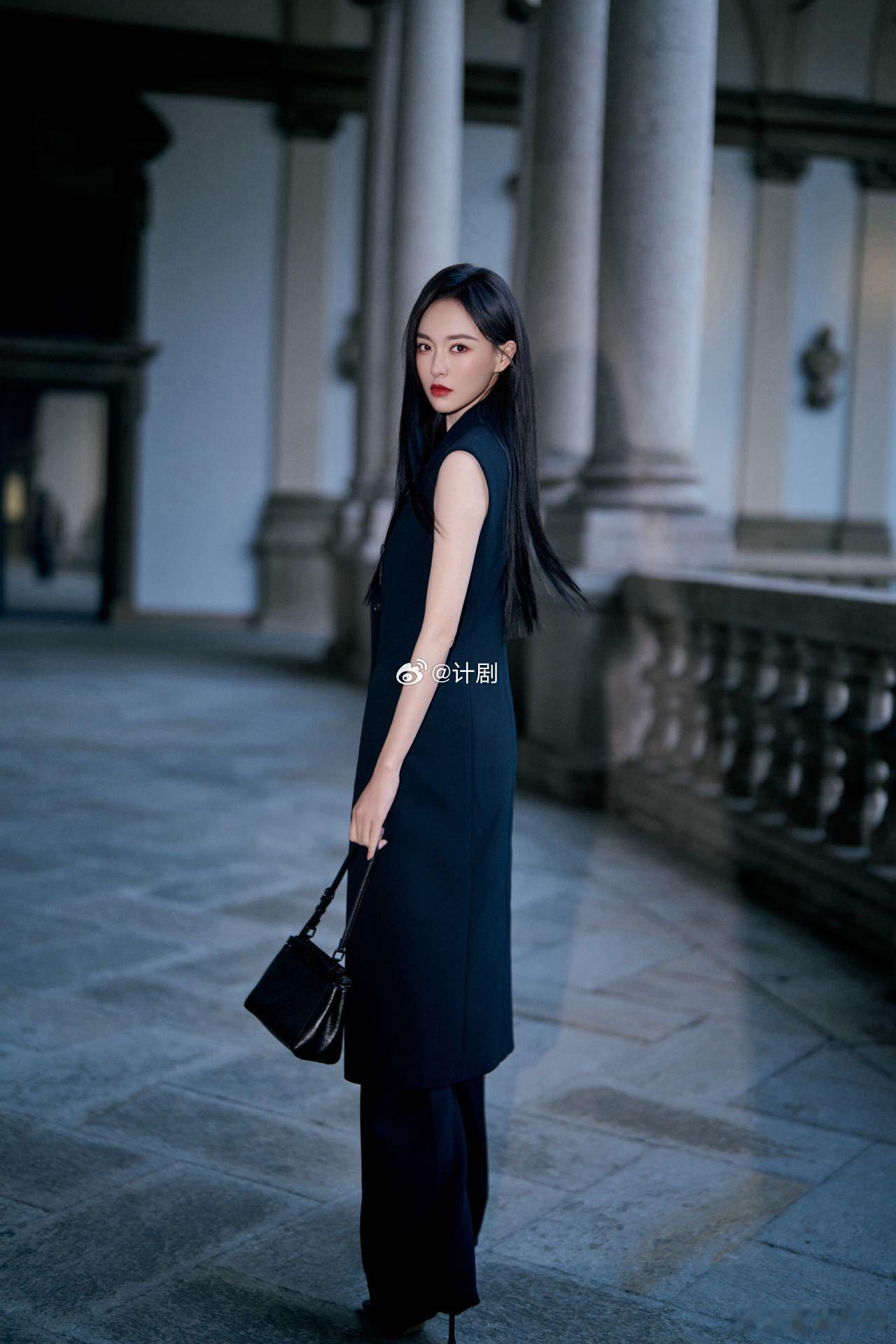唐嫣好笔直的一条人唐嫣这次真的把简约风穿出了高级感，黑色套装加黑色长直发。好笔