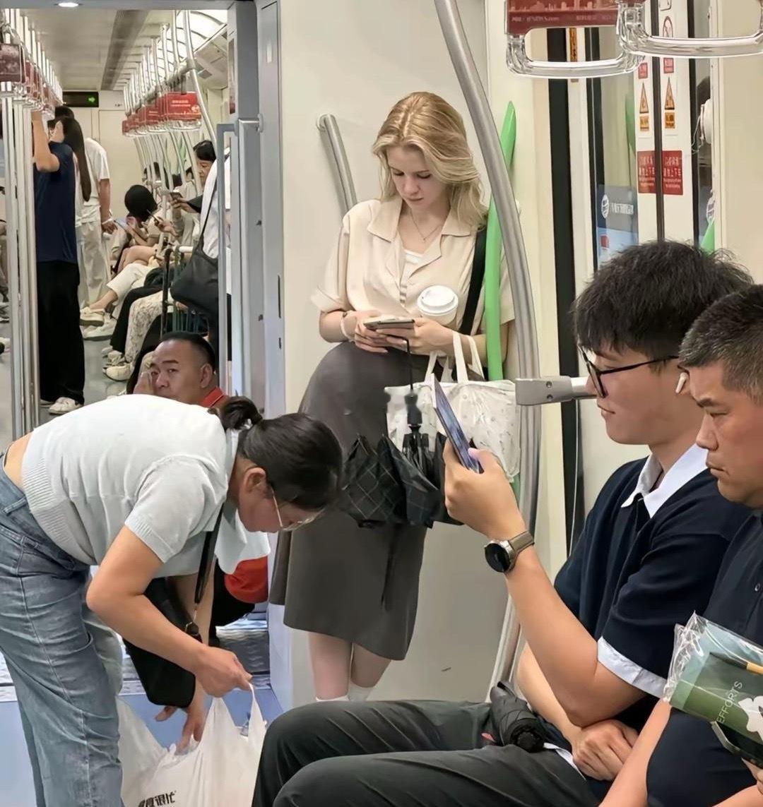 不会英语怎么搭讪美女？