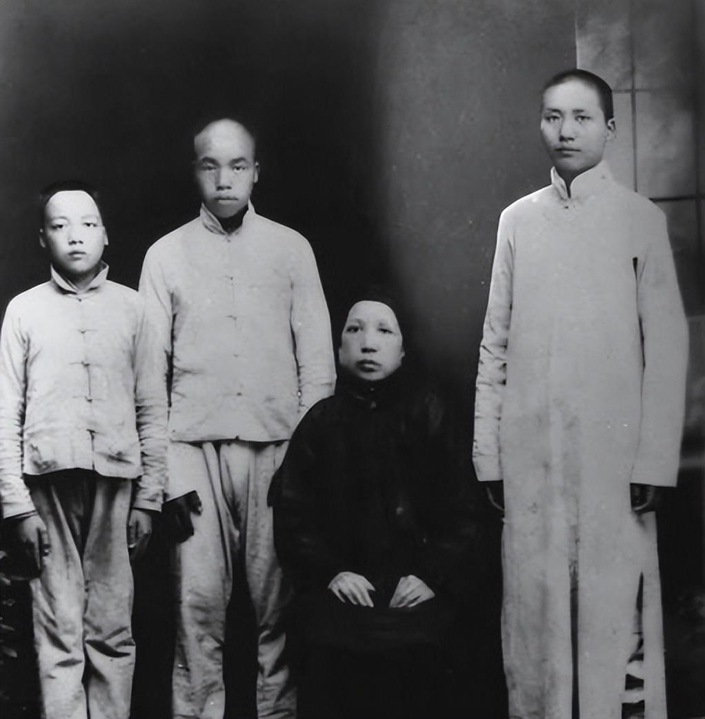 如何理解人民史观与英雄史观？借助生物学的基因突变概念。人民，就好比一个物种的