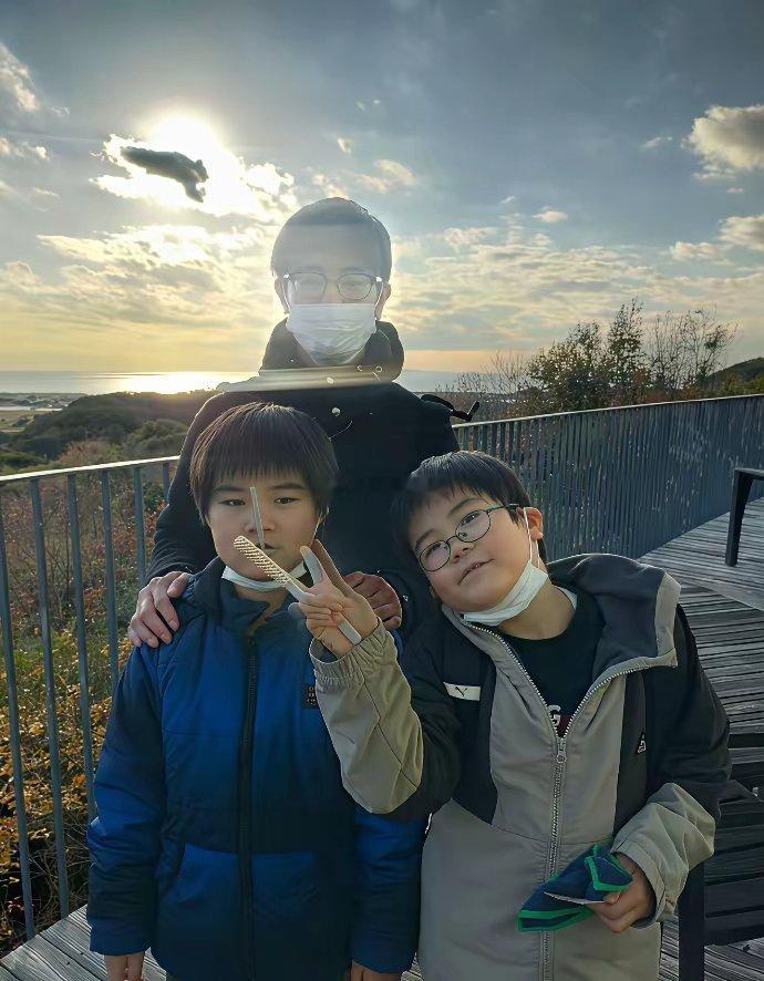 日本网友发贴，跟孩子合照的时候，被拍出了斯人已逝的感觉