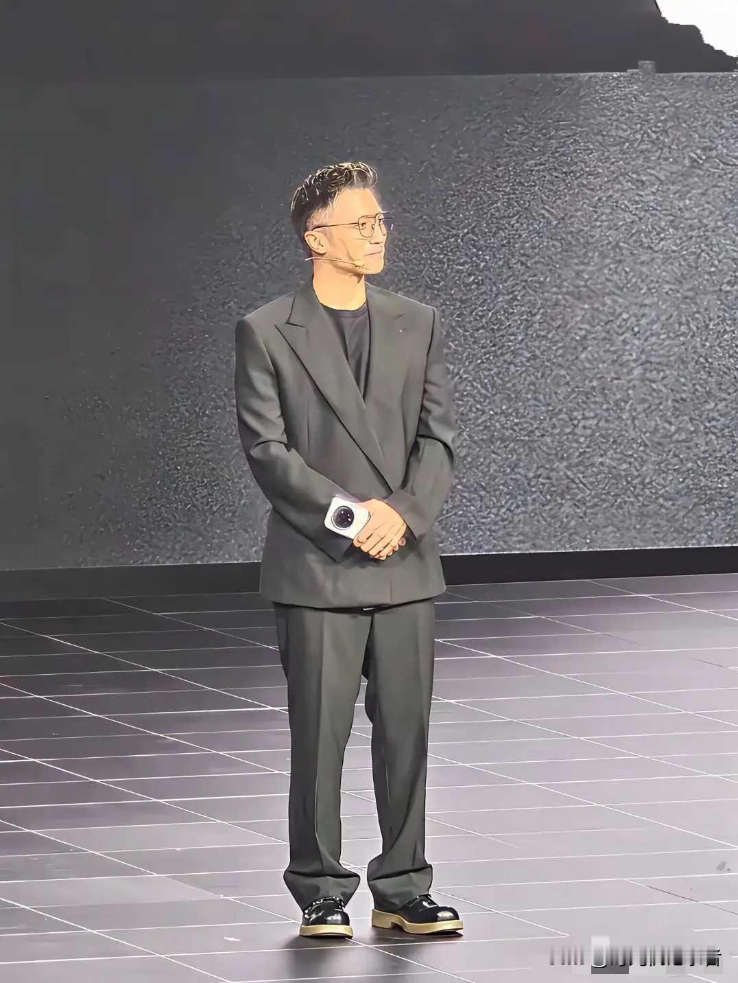 谢霆锋怎么穿西服这么邋遢，也是少见，谢霆锋真是最成功的星二代，在狄波拉肚子里就被