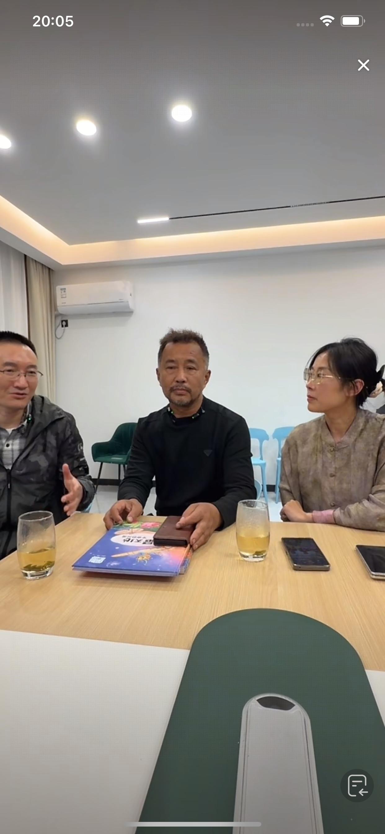 说一个沈巍的毛病,就是每次直播摄影师不够专业,画面晃动,取景不全(如下图,三个人