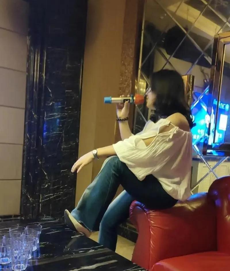 宁夏，女子把2岁半的孩子扔给丈夫后跑出去跟朋友喝酒唱歌，从下午1点喝到晚上11点