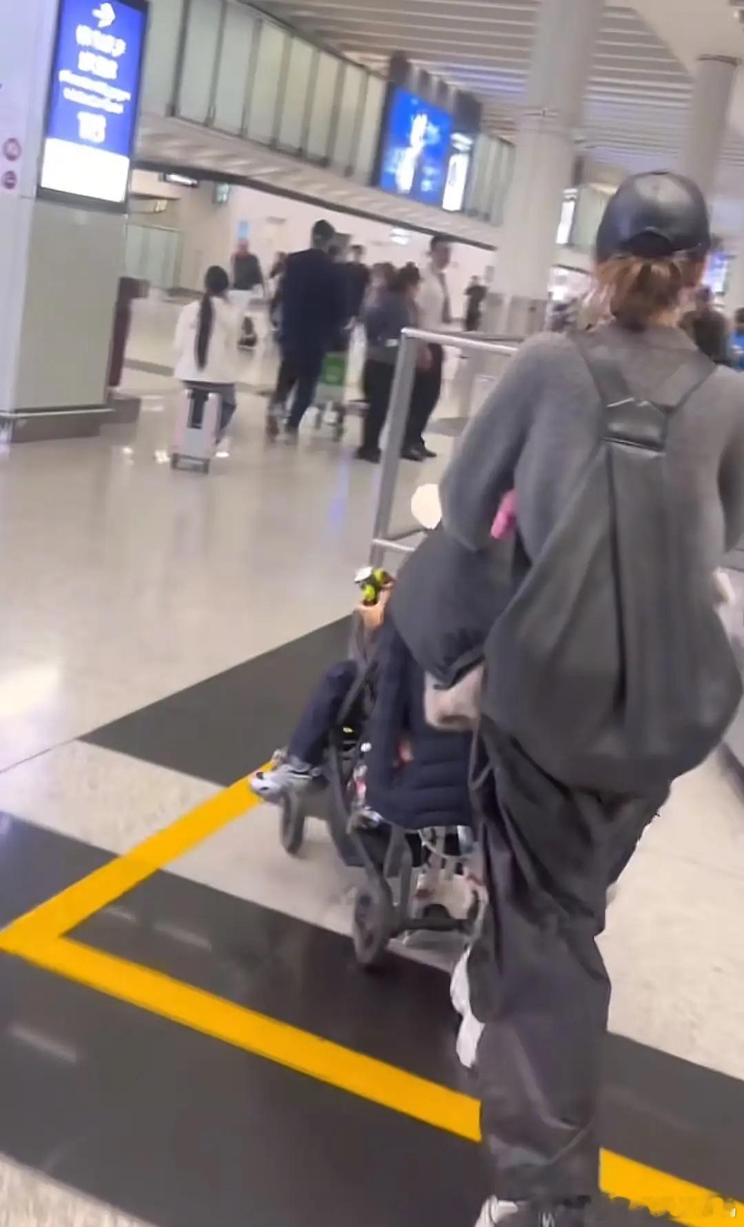 戚薇李承铉一家出游，3岁儿子正脸肉嘟嘟也像妈，Lucky挑染了头发！！！