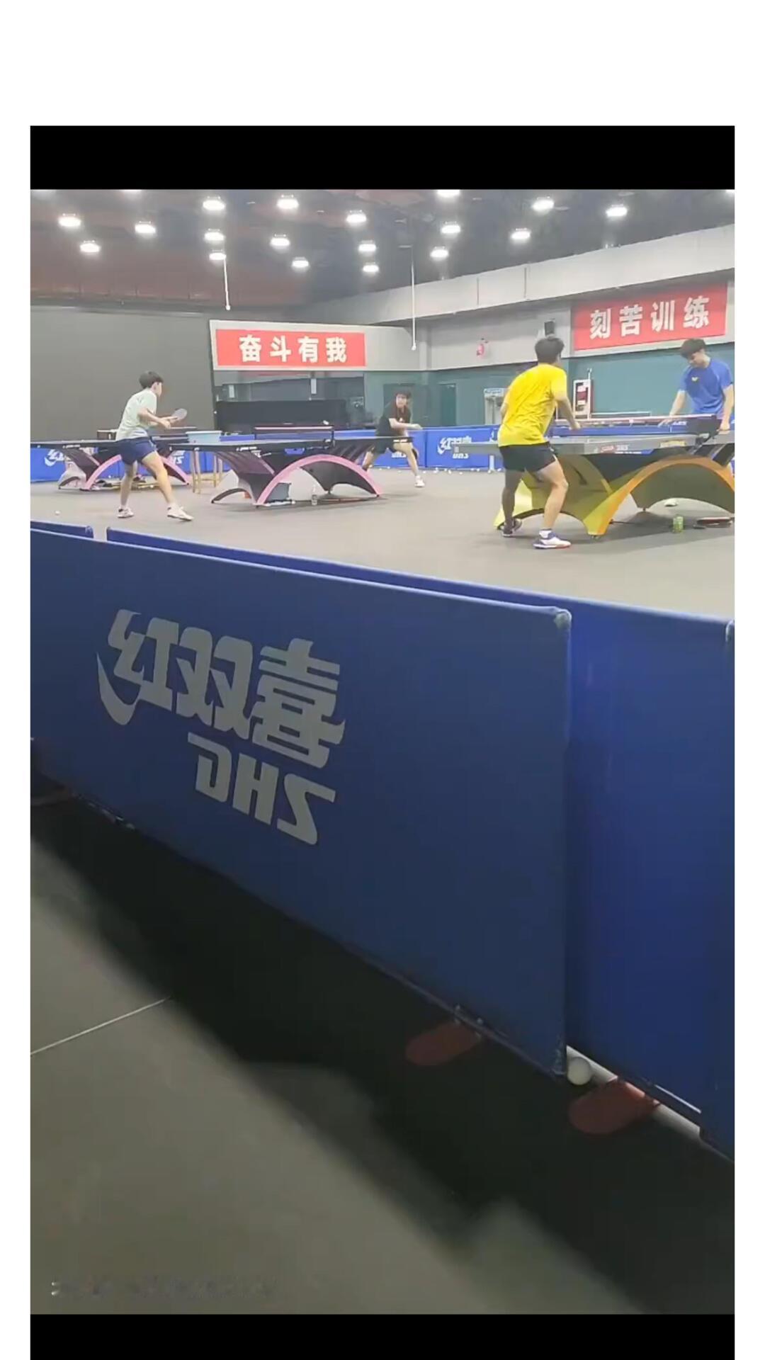 孩子太爱乒乓球台，打球上瘾，小白球的缘分越来越深，还有了兄弟情谊！小林和大头，
