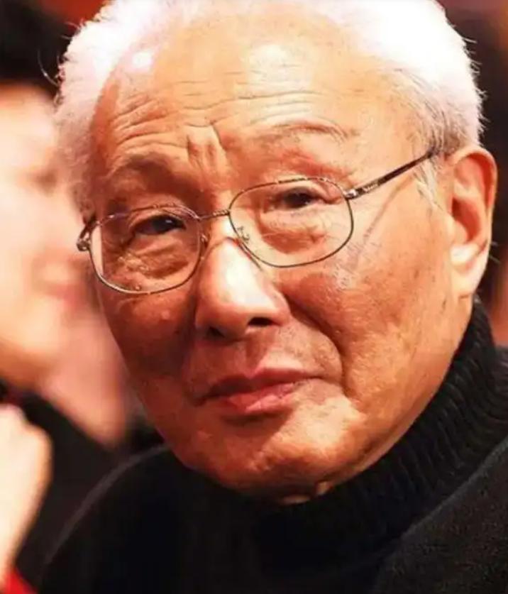 58岁丧偶再婚，三个女儿把他告上法庭争房子。仲星火没吵没闹，直接搬出去，带着新妻