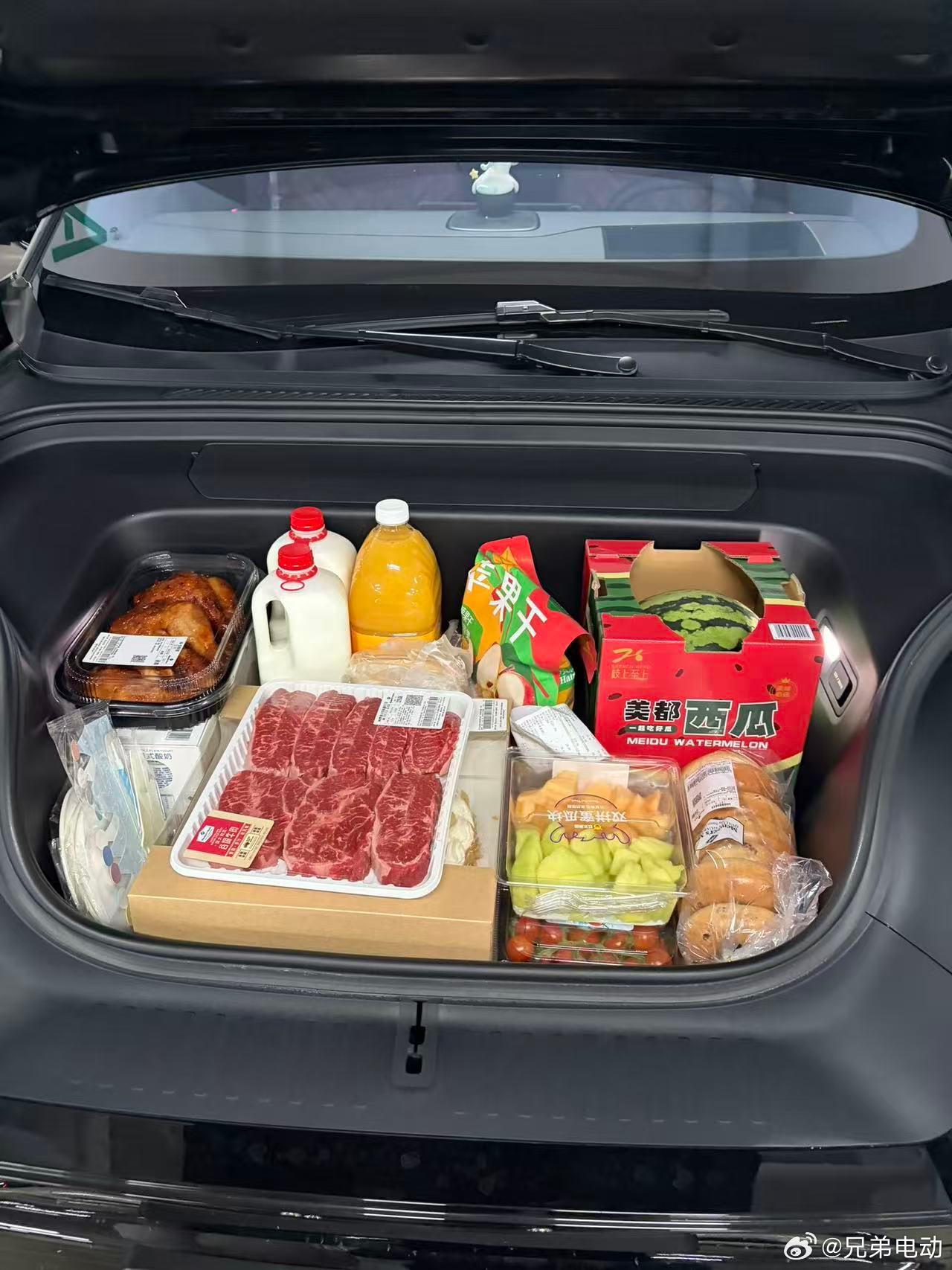 尊贵的全新es8车主们日常就这样使用前备箱，同时新8还有个尺寸不小的后备箱沉坑可