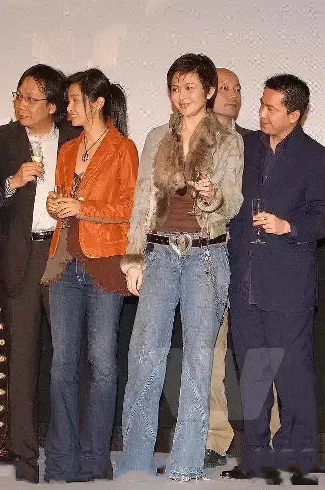 关之琳、李冰冰和几个男人同框的情景。关之琳真漂亮，非常大气大方，不愧是关大美人