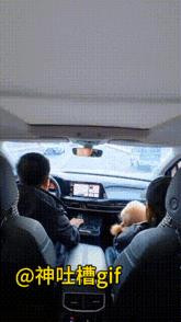 狗子：为什么不买东西给我吃？赖在驾驶位上不让主人开车，还凶主人，得知原因后，才知