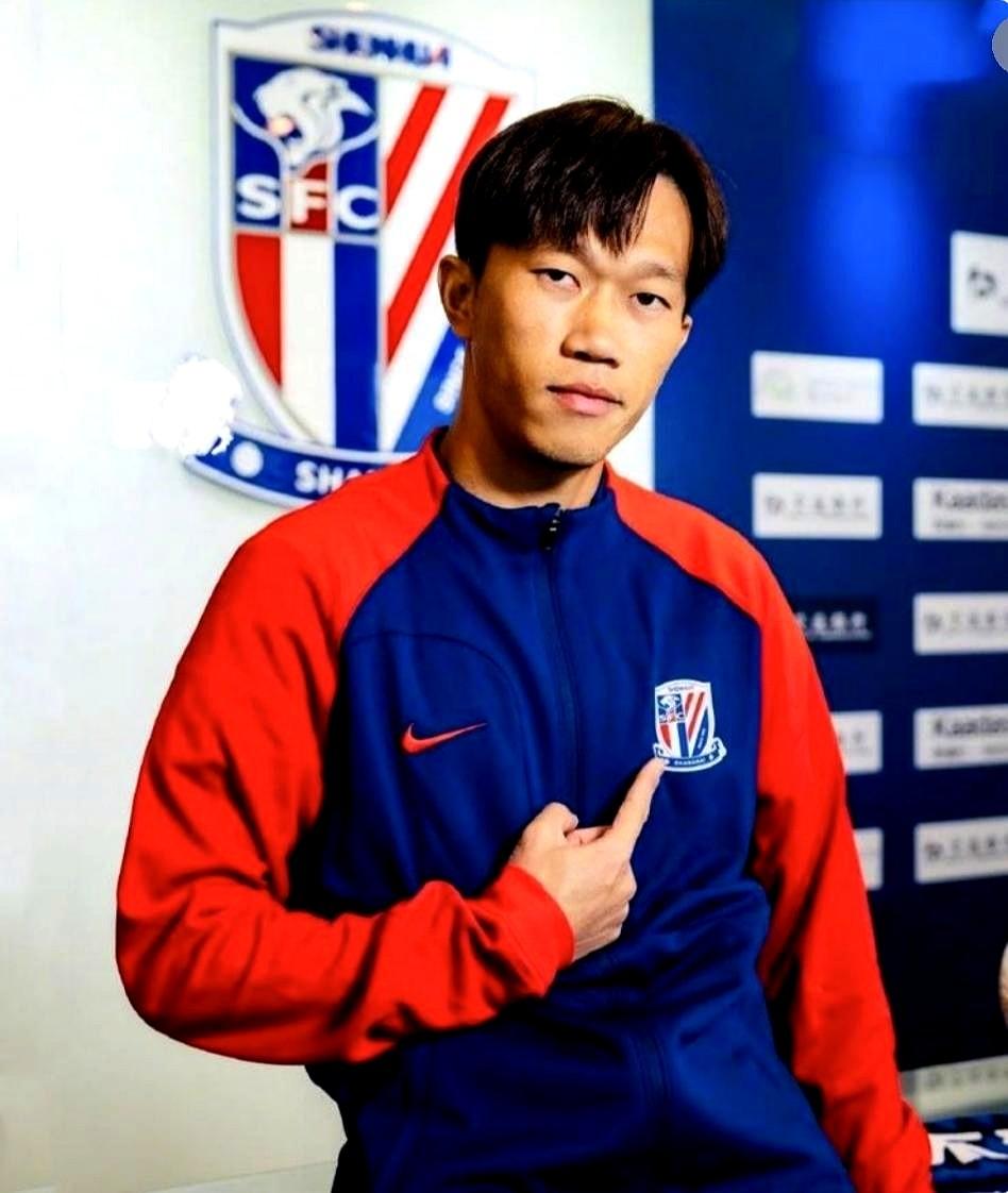 看着谢鹏飞那个像装了GPS般的精准传球，我恍惚间看到了当年的申思。申花这件14