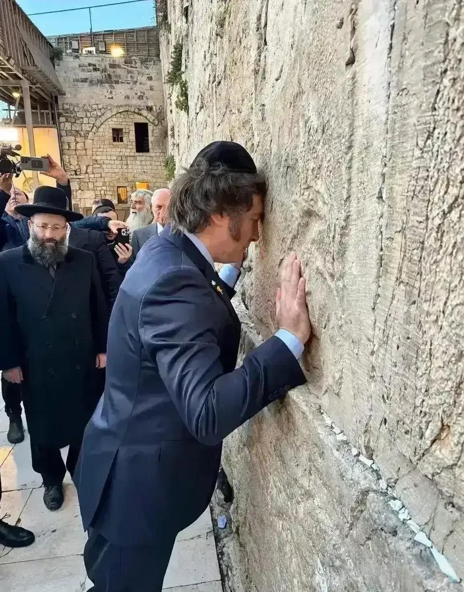 米莱又哭了！好久不见的阿根廷总统米莱又来到熟悉的老地方，耶路撒冷的标志性犹太