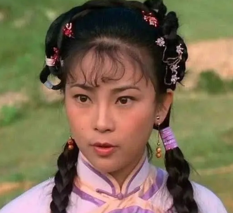 李连杰母亲对前儿媳黄秋燕说：“你这么好，连杰怎么舍得你啊！”黄秋燕默不作声，心痛