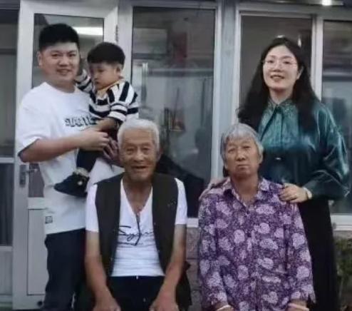 2018年的深秋，北漂女孩贾永婷在地铁口遇到了不会用导航的山东大爷，听他带着哭腔