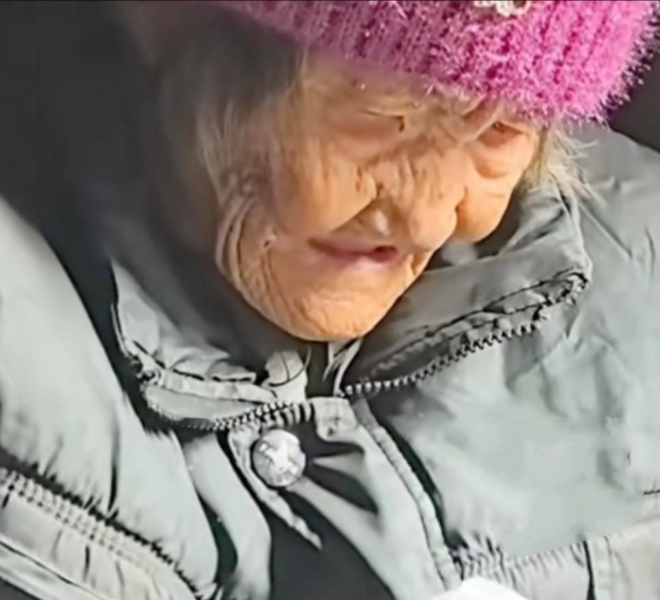 刚刚看完美国的斩杀线，后背发凉，一下又刷到我们广西一位八旬老人，独居山洞小屋，当