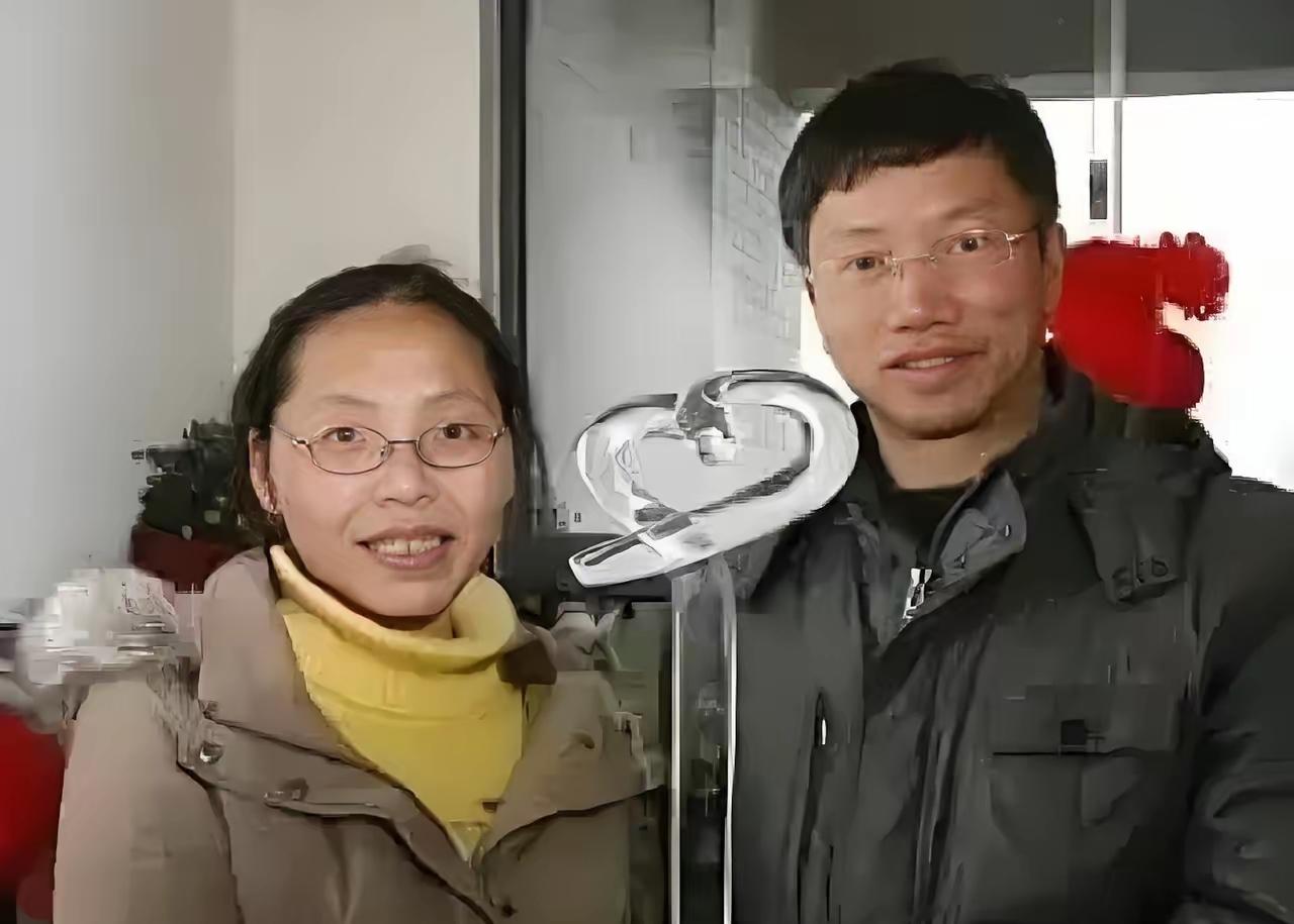 2000年，成都石室联中化学老师胡忠，抱着8个月大的女儿，和音乐老师妻子谢晓君驱