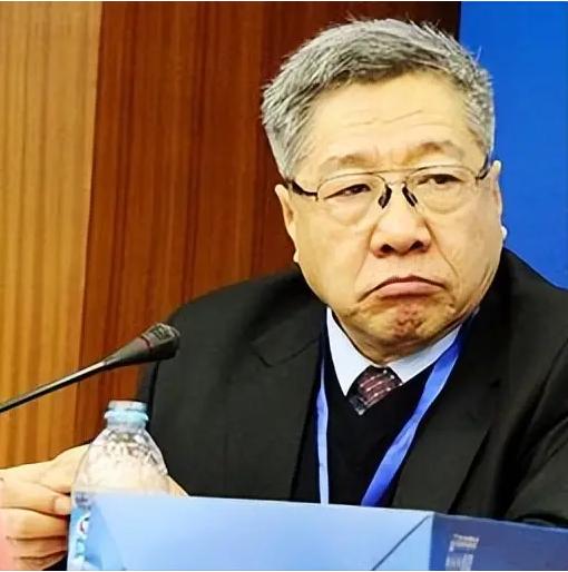 当年深度参与2014年养老金并轨改革设计的专家郑秉文，最近在网上彻底被推上了风口