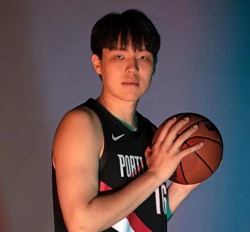 张卫平充分肯定杨瀚森：NBA首秀比姚明强，姚明还是NBA的状元！中国男篮小将杨