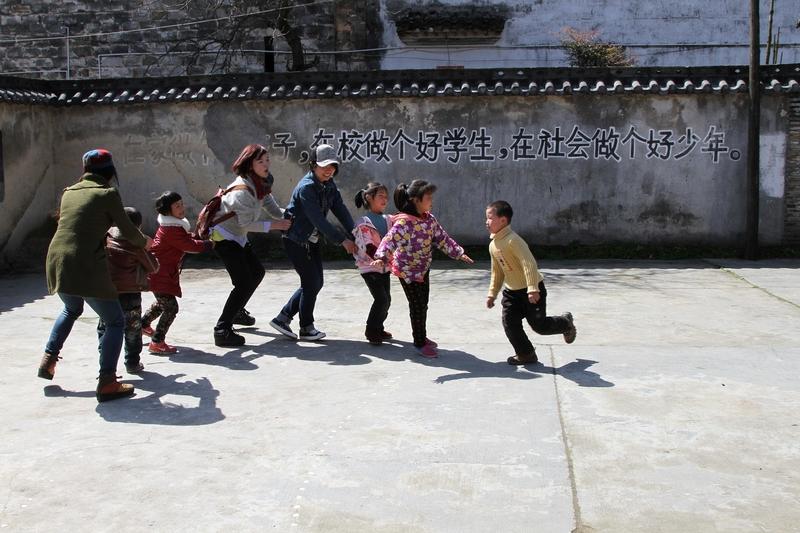 形势已经巨变，家长没必要再卷娃了！现在人口出生逐年走低，幼儿园关闭，小学合并！