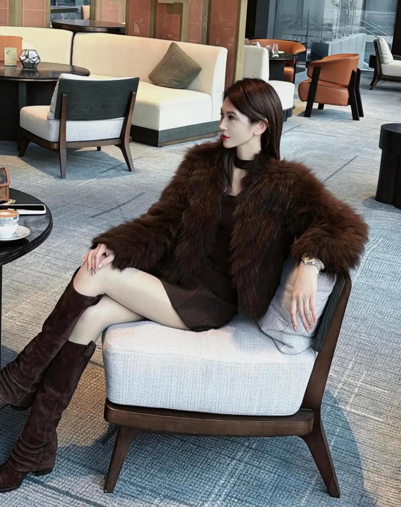 现在时尚女孩儿的穿搭都是要露一截腿，冬天也如此[抠鼻][抠鼻][抠鼻]