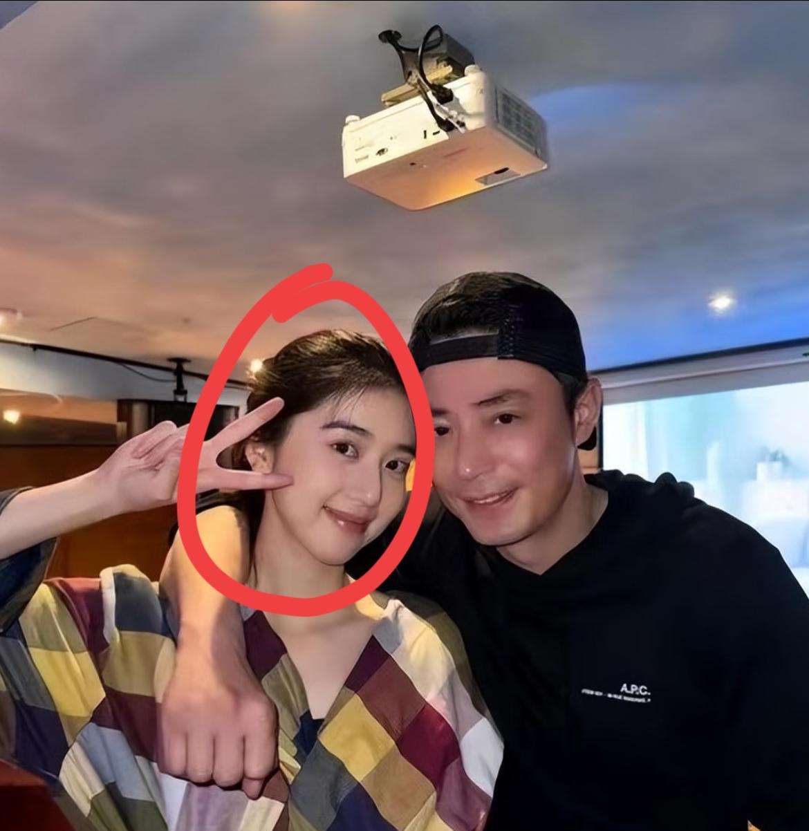 李凯馨一手王炸打到烂！辱华录音后，还有“猛料”这次连手握“娱乐圈人脉库”的干