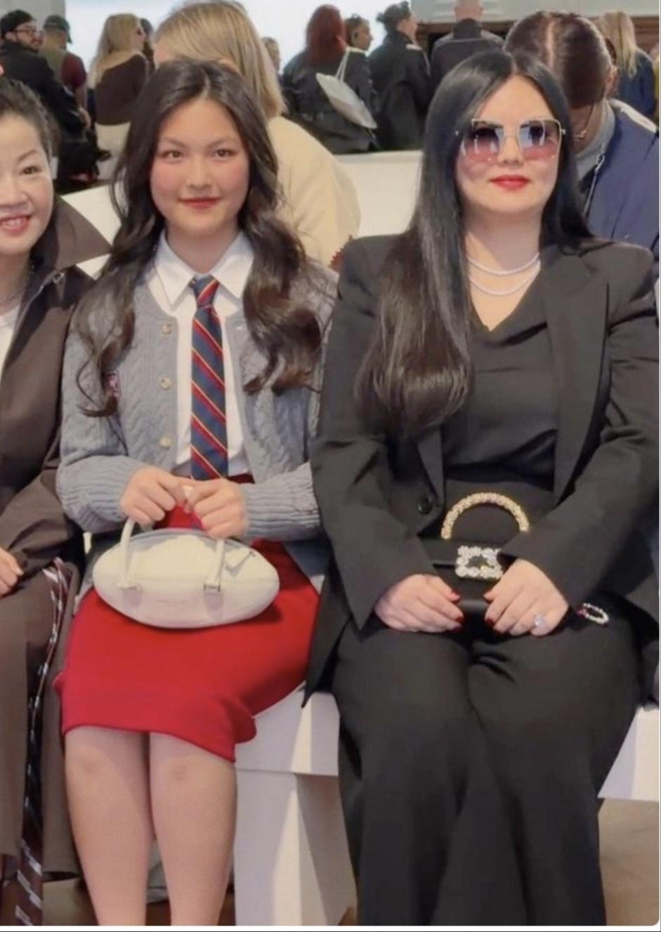 李湘刚到英国陪读，就马上带着闺女王诗龄看伦敦时装周走秀：母女二人打扮得齐齐整整，