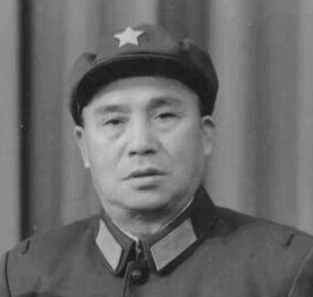1947年，四野一位师长娶了牺牲战友的遗孀。新婚夜，他没碰新娘，反而对着她提了个