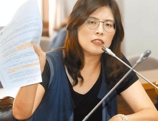 国民党终究还是坐不住了。为了备战2028，郑丽文干脆把窗户纸彻底捅破，在镜头前直