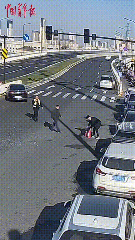 太惊险又太暖了！浙江湖州街头，一位大爷骑着满载纸壳的电动三轮车行驶时，车上纸板突